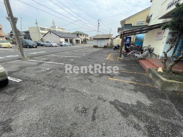 ラッフル花池の駐車場