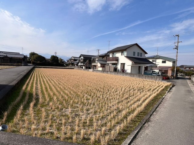 西条市小松町新屋敷甲588番1の周辺