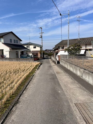 西条市小松町新屋敷甲588番1の周辺