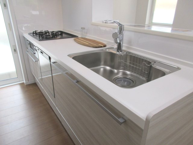 昭島市拝島町4丁目　新築戸建全3棟のキッチン|料理をしながらでもご家族との会話を楽しめる対面キッチン