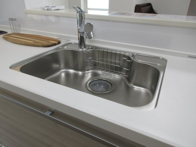 昭島市拝島町4丁目　新築戸建全3棟のキッチン|浄水器付きシンク