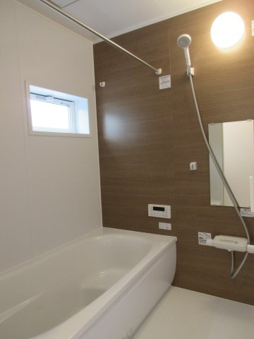 昭島市拝島町4丁目　新築戸建全3棟の浴室|のびのび一坪タイプのバスルーム。