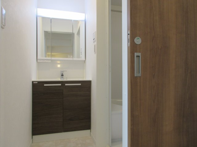 昭島市拝島町4丁目　新築戸建全3棟の独立洗面台|身だしなみを整えやすく、収納たっぷりの三面鏡付洗面化粧台☆