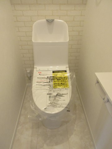 昭島市拝島町4丁目　新築戸建全3棟のトイレ|1階温水シャワートイレ