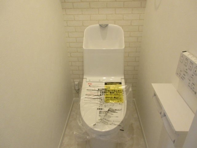 昭島市拝島町4丁目　新築戸建全3棟のトイレ|2階温水シャワートイレ