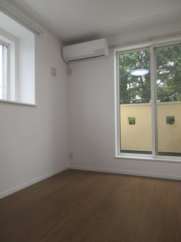 昭島市拝島町4丁目　新築戸建全3棟の洋室|5.25帖　バルコニーに面した明るいお部屋です☆