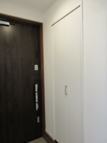 昭島市拝島町4丁目　新築戸建全3棟の玄関|シューズクローク付き♪