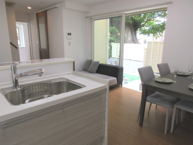 昭島市拝島町4丁目　新築戸建全3棟の居間・リビング|LDK14.37帖！