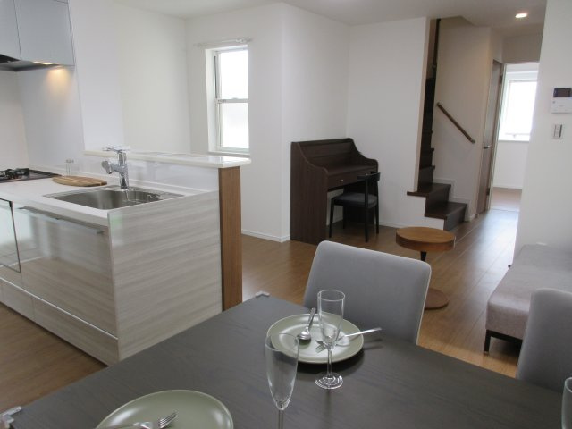 昭島市拝島町4丁目　新築戸建全3棟の居間・リビング|LDK14.37帖！