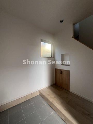 【玄関】 | 段差の低い玄関スペースなので、立ち上がりもスムーズ！