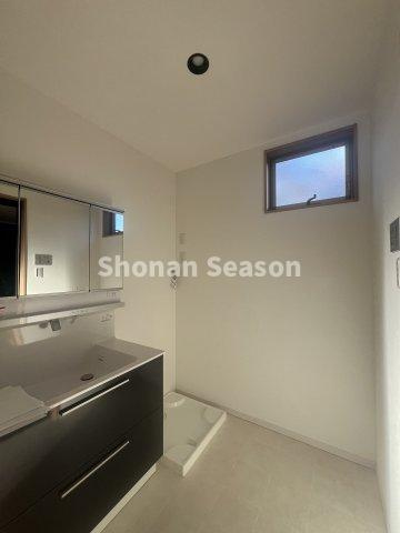 【独立洗面台】 | ミラー裏部分にも収納スペースを確保した、朝のお支度捗る洗面台です♪