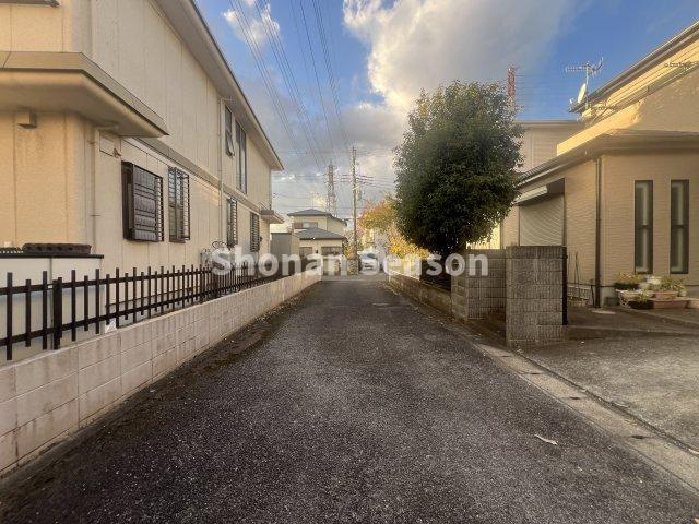 【周辺】 | 学区：中原小・中学校近く、お買い物便良好なフラットアプローチ！　
まずは内見にいらして、新生活をイメージしてみませんか♪

