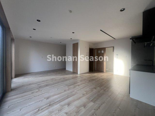 【居間・リビング】 | お子様をのびのび育める18.5帖の大型リビング！開放感も良好です♪