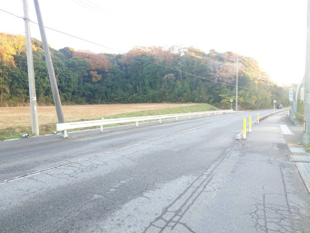 【前面道路含む現地写真】 | 大きな車両の出入りも容易に行えます