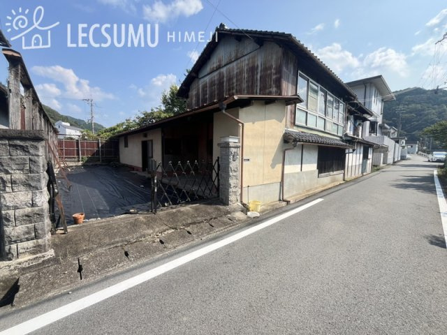 佐用郡佐用町三日月/中古戸建の前面道路含む現地写真