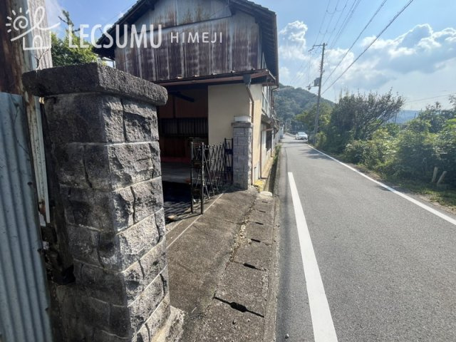 佐用郡佐用町三日月/中古戸建の前面道路含む現地写真