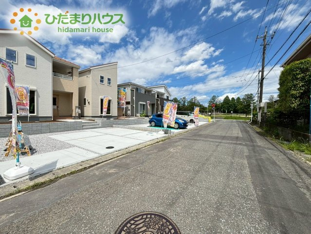 東松山市五領町　新築一戸建て　リーブルガーデン　03の前面道路含む現地写真