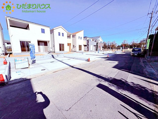 東松山市五領町　新築一戸建て　リーブルガーデン　02の前面道路含む現地写真