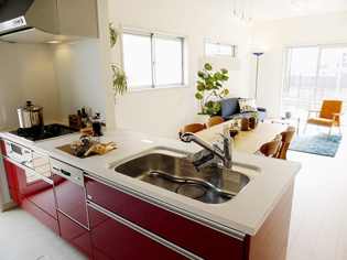 【同社施工例】シンプルなデザインと使いやすさを兼ね備えた対面式システムキッチンは、効率的な作業スペースを提供し、家族やゲストとのコミュニケーションを促進します。