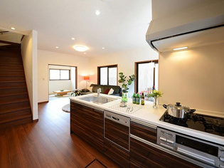 【同社施工例】食器洗浄乾燥機は手洗いに比べて時間や労力を節約できます。また、高温のお湯で洗浄されるため、雑菌や細菌を殺菌する効果もあります。乾燥機能があるため、手で拭く手間も省け衛生的に保管できます。