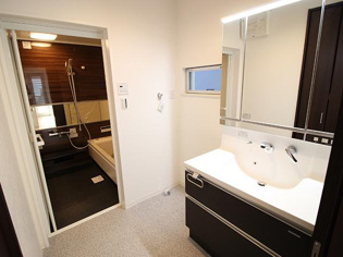 【同社施工例】化粧品や洗顔料、歯ブラシなどの必需品をまとめて置ける収納スペースがあり、使用するたびに取り出す手間が省けます。また、水回りのため、濡れても大丈夫な素材が使用されており、お手入れが簡単。