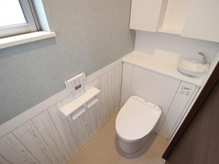 【同社施工例】温水洗浄便座付トイレは温水洗浄機能により、暖かい水でおしりを洗浄することができ、冷たい水を使う従来の便座に比べ、温水洗浄機能で暖かいトイレを提供し、快適な使用を可能にします。