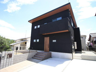 【同社施工例】小学校まで徒歩5分、イオンタウンやイズミヤも徒歩圏内。
生活至便な好立地に全８区画の新しい街が誕生。