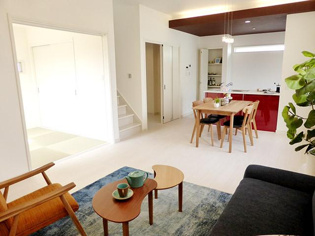 【同社施工例】キッチン前のダイニングスペース　カウンターキッチンから料理の受け渡し等に便利です。ダイニングセットを置いても十分な広さを確保。