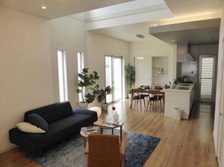 【同社施工例】リビングダイニングは家族や友人とのコミュニケーションを楽しむ場所でくつろぎながら食事や会話を楽しめ、多目的に利用できリラックスできる空間です。