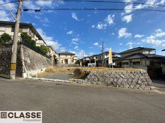 【前面道路含む現地写真】 | 城陽市寺田深谷　3区画　1号地　売土地　建築条件付き | 弊社は、気密測定器を保有しており、自社での気密測定を実現しております。気密処理をし、気密測定まで標準でさせていただいております。