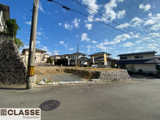【前面道路含む現地写真】 | 城陽市寺田深谷　3区画　1号地　売土地　建築条件付き | 標準仕様（アトリエスタイルハウス仕様）で断熱材は気密性、断熱性能も高い、吹付断熱を採用。屋根断熱を実現していますので、お家全体が冬はあったかく、夏は涼しいお家づくりが可能です。