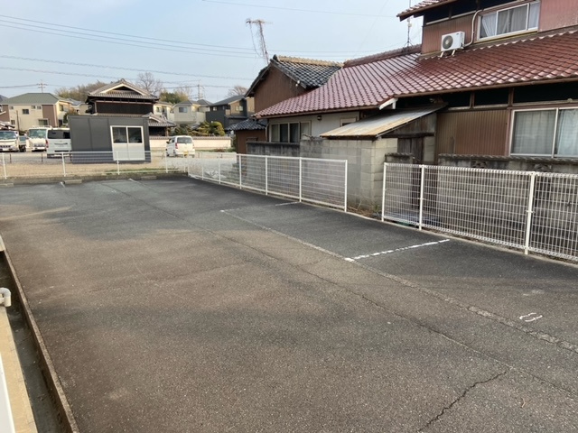 ウィングメゾンの駐車場
