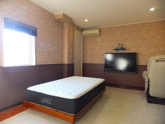 【その他】 | 売住付店舗　伊豆の国市長岡 | 窓が多く心地の良い空間となっています。寝室や子供部屋におすすめの洋室になっています。