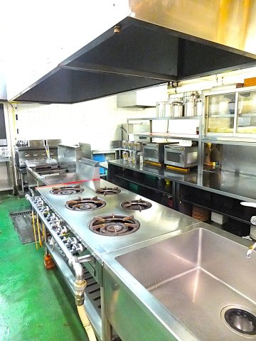 【キッチン】 | 売住付店舗　伊豆の国市長岡 | 店舗部分のキッチンです、陽当たりが良く明るいです。広々としています。