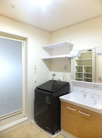 【独立洗面台】 | 売住付店舗　伊豆の国市長岡 | 独立洗面台があるので収納スペースも多くあります。鏡が大きくスペースも広いので忙しい朝に便利です。