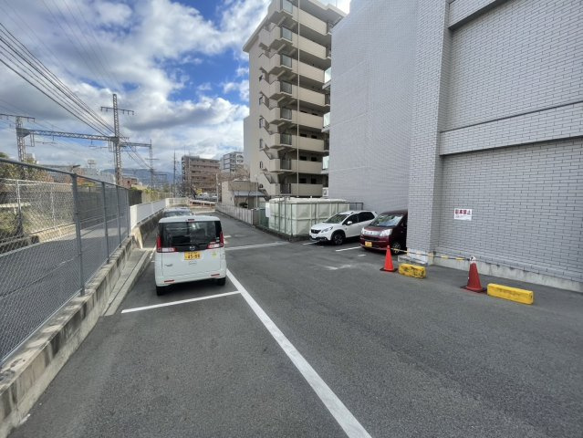 三和佐保川ビルの駐車場