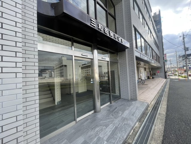 三和佐保川ビルのエントランス