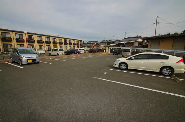 北九州市八幡西区楠橋西２丁目のアパートの駐車場