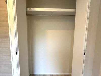 【収納】 | クレージュ | 洋室5.3帖のお部屋にあるクローゼットです♪大切なお洋服もしわにならないようにハンガーがけができます☆