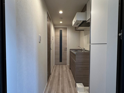 【展望】 | クレージュ | 玄関から室内への景観です！キッチンの奥に洋室5.3帖のお部屋があります♪