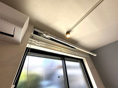 【設備】 | クレージュ | 洋室5.3帖のお部屋にある室内物干しです！雨の日やお出掛け時の室内干しにとても便利☆花粉や梅雨の時期に重宝しますね♪