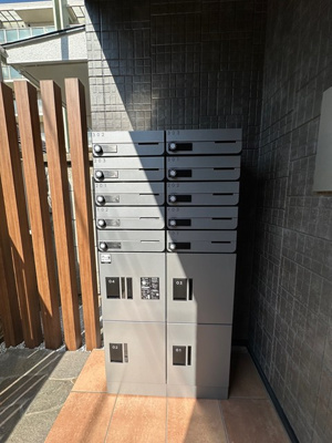 【その他共用部分】 | クレージュ | 宅配BOXがあるので荷物の受け取りもスムーズに♪再配達を依頼する手間が省けます☆