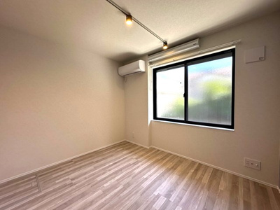 【洋室】 | クレージュ | 南東向き洋室5.3帖☆エアコン付きで1年中快適に過ごせますね！雨の日に役立つ室内物干しも完備しています◎