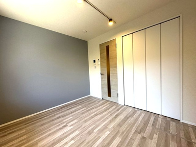 【寝室】 | クレージュ | 南東向き洋室5.3帖☆クローゼットがあります♪お洋服がスッキリ収納できて、整理しやすくなりますね☆