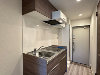 【キッチン】 | クレージュ | 木目調のおしゃれなデザインのシステムキッチンです！場所を取るお鍋やお皿もすっきり収納できます♪