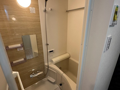 【浴室】 | クレージュ | 追い焚き機能・浴室暖房乾燥機付きバスルーム♪雨の日のお洗濯にも便利な物干しバー完備です！ゆったりバスタイムでリラックス☆