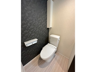 【トイレ】 | クレージュ | トイレは温水洗浄便座付き♪人気のバストイレ別です♪小物を置ける便利な棚も付いています♪