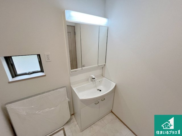 神戸市北区君影町　新築一戸建ての独立洗面台|清潔感のある洗面台です。フラットな鏡は掃除がしやすく毎日清潔！鏡裏には収納があるのでスッキリとした洗面台が保てます。