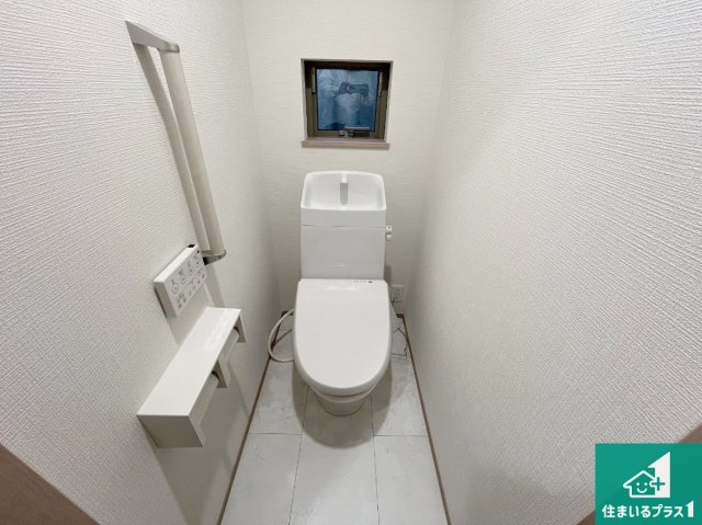 神戸市北区君影町　新築一戸建てのトイレ|1・2階の2ヶ所にあるので、朝の忙しい時間の順番待ちもなく、深夜の利用にも大変便利です。