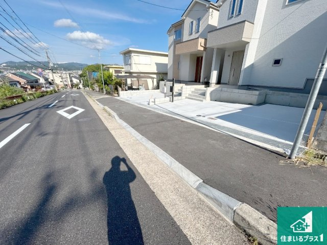 神戸市北区君影町　新築一戸建ての前面道路含む現地写真|周辺は閑静な住宅街！前面道路広々で車の出し入れも便利です。駐車が苦手な方でも安心して車庫入れできます！